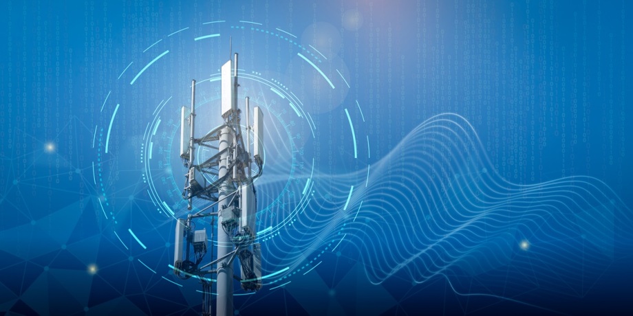 Moderne Mobilfunknetze: Technologische Innovation und Wettbewerb bringen bessere Angebote für Verbraucherinnen und Verbraucher.; Das Bild zeigt einen Mobilfunkmast, wie er für das Senden und Empfangen von Funksignalen genutzt wird. Der Mast ist mit mehreren länglichen, weißen Antennen ausgestattet, die nach außen zeigen. Um den Mast herum sind leuchtende, grafische Kreise und Linien eingeblendet, die an digitale Effekte erinnern und darstellen, dass Signale übertragen werden.<br />
Der Hintergrund ist blau und voller feiner Details: winzige Einsen und Nullen in senkrechten Reihen, die für digitale Daten stehen, und ein geschwungenes Wellenmuster, das wie eine Funkwelle aussieht. Außerdem sind geometrische Linien und Punkte sichtbar, die ein Netzwerk andeuten.<br />
Das Bild vermittelt stark den Eindruck von moderner Telekommunikation, Funktechnik und digitaler Vernetzung.<br />
