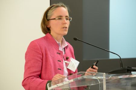 Dorothea Lucke präsentiert die Industrieprognose