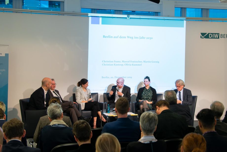 An der anschließenden Diskussion nahmen Christian Kastrop, Matthias Kollatz, Olivia Kummel, Martin Gornig, Marcel Fratzscher und Moderatorin Ronja Ringelstein teil.