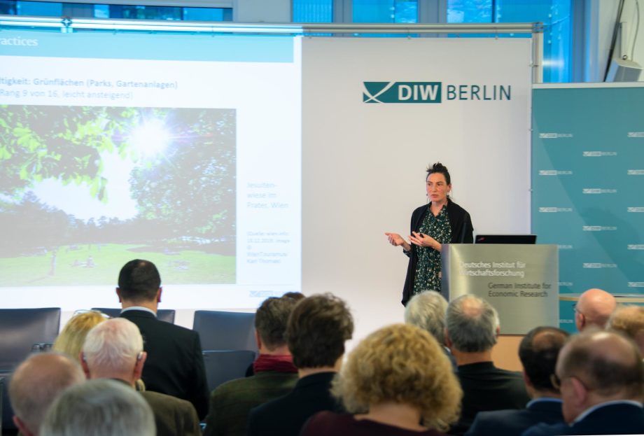 Olivia Kummel gab einen kurzen Einblick in Best Practices im Feld der Stadtentwicklung. 