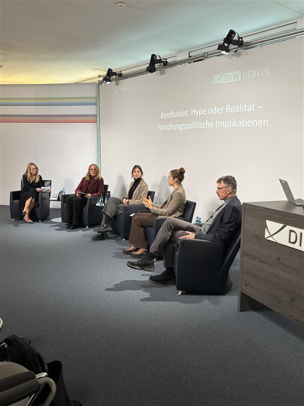 Podium der Veranstaltung "Kernfusion: Hype oder Realität"; Podium der Veranstaltung "Kernfusion: Hype oder Realität"