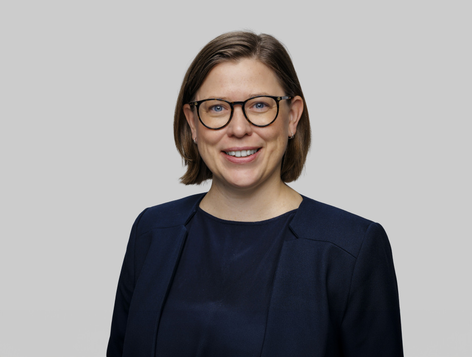 Anna Bindler, Abteilungsleiterin Kriminalität, Arbeit, Ungleichheit; Auf dem Foto ist Anna Bindler zu sehen. Sie ist die Leiterin der Abteilung Kriminalität, Arbeit und Ungleichheit am DIW Berlin. 