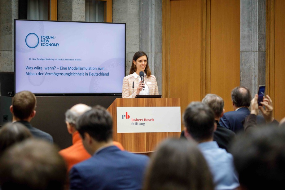 Charlotte Bartels at the 13. New Paradigm Workshop.; Charlotte Bartels auf dem 13. New Paradigm Workshop. 