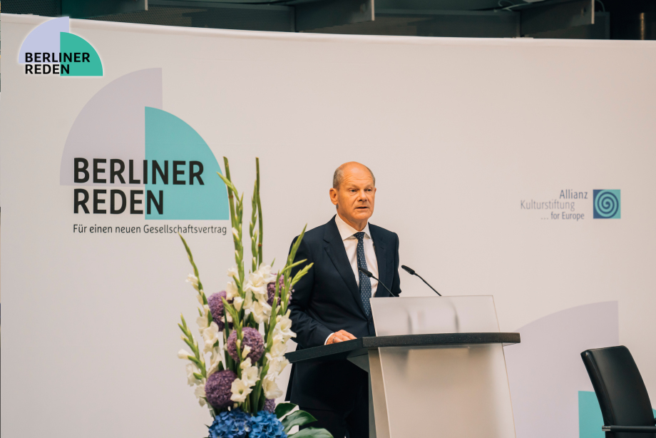 Olaf Scholz am Podium.; Olaf Scholz