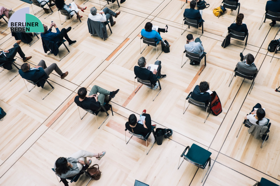 Ein Blick aufs Publikum von oben.