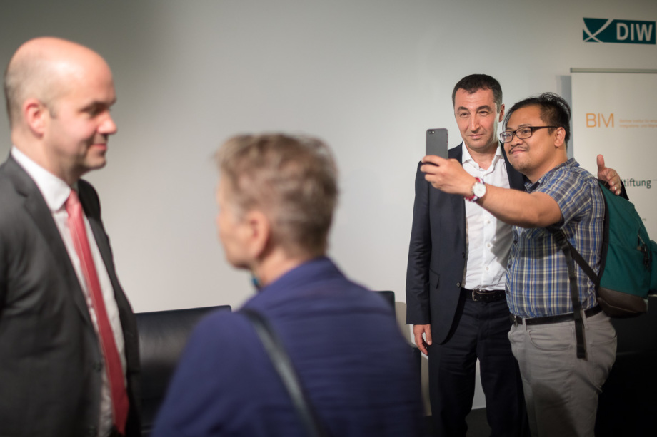 Nach der Veranstaltung nahm sich Cem Özdemir (2. v. l.) Zeit für Gespräche und Fotos. ; Berliner Reden zur Integrationspolitik mit Cem Özdemir am 20. Juli 2017 im DIW Berlin
