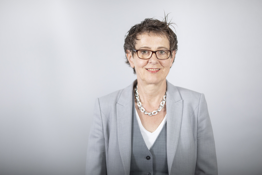 Dorothea Schäfer, ehemalige Forschungsdirektorin Finanzmärkte am DIW Berlin; Auf dem Bild ist Dorothea Schäfer zu sehen. Sie steht vor einem grauen Hintergrund hat kurze Haare und trägt eine Brille. Das BIld ist ein Mitarbeiterbild in Portraitformat. Dorothea Schäfer ist eine ehemalige Forschungsdirektorin Finanzmärkte am DIW Berlin.