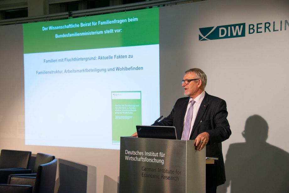 Moderator der Veranstaltung war Prof. Dr. med. Jörg M. Fegert, Vorsitzender des wissenschaftlichen Beirats für Familienfragen am BMFSFJ und ärztlicher Direktor der Klinik für Kinder- und Jugendpsychatrie in Ulm