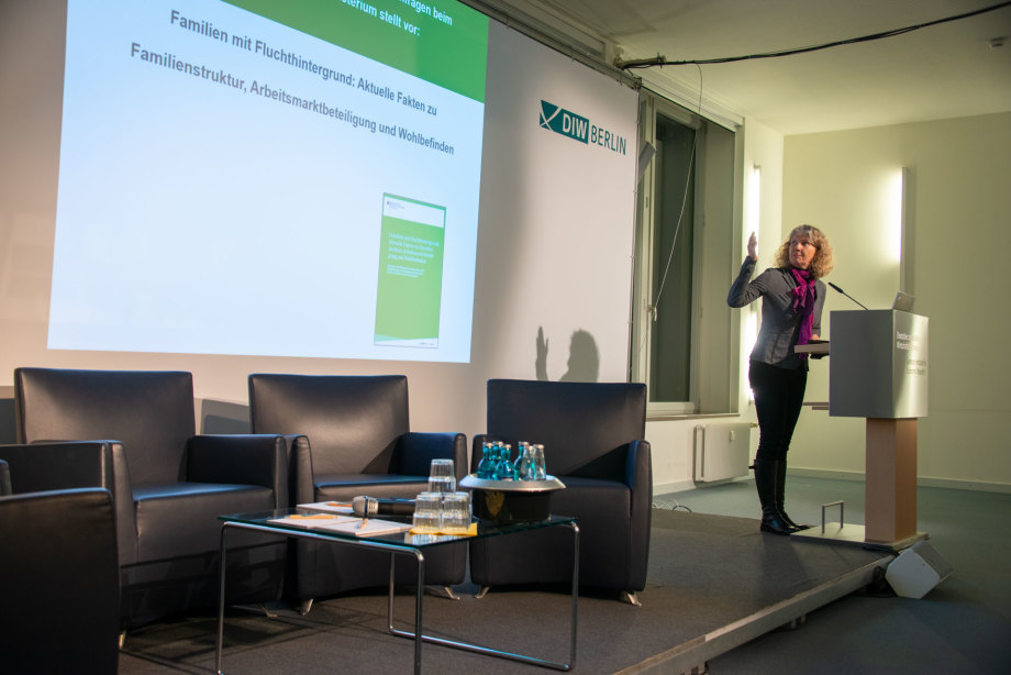 Prof. Dr. C. Katharina Spieß erläutert das Thema "Familien mit Fluchthintergrund"