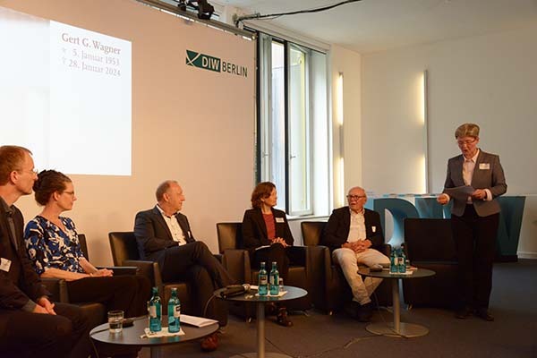 Gedenkpanel mit Regina Riphahn