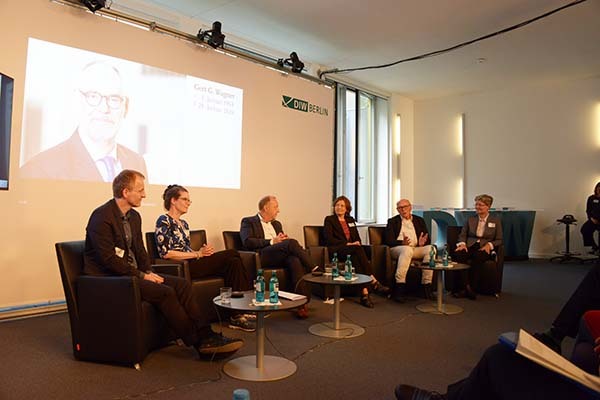 Eckhard Hohmann auf dem Podium im DIW Berlin