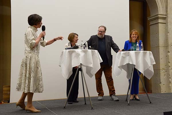 Jutta Allmendinger begrüßt das Panel in der BBAW