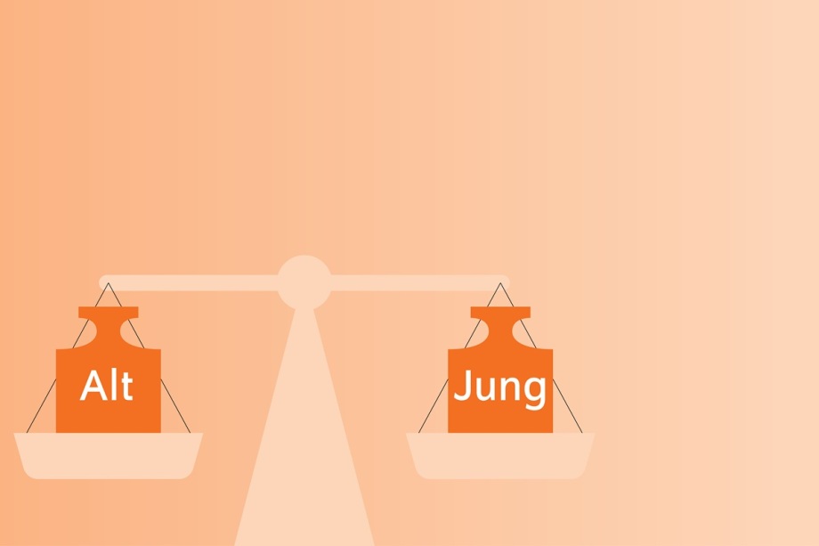 Wie gelingt es, das Rentensystem zu reformieren und dabei die junge Generation nicht zusätzlich zu belasten? Dazu forschen Wissenschaftler*innen am DIW Berlin.; Das Bild zeigt eine stilisierte Waage vor einem hellen, einfarbig orange-beigen Hintergrund. Die Waage ist mittig platziert und besteht aus einem horizontalen Balken mit einem runden Drehpunkt in der Mitte. An beiden Enden hängen Schalen, die jeweils ein orangefarbenes Gewicht tragen. Auf dem linken Gewicht steht in weißer Schrift das Wort „Alt“, auf dem rechten Gewicht das Wort „Jung“. Beide Schalen wirken gleich schwer, sodass die Waage im Gleichgewicht ist. Das Bild vermittelt den Eindruck eines Vergleichs oder einer Balance zwischen „Alt“ und „Jung“.