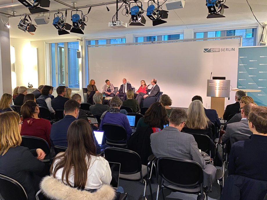 Die Diskussionsrunde mit Claudia Kemfert, Dorothea Schäfer, Armin Sandhövel, Vera Junker und Klaus Wiener (v.l.n.r.)