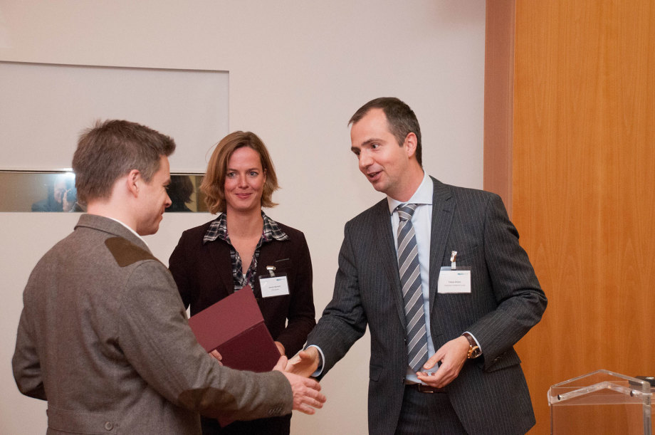 Tobias Weber übergibt VdF-Preis an Kerstin Bernoth (DIW Berlin) und Andreas Pick (Zentralbank der Niederlande)