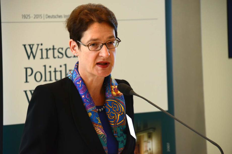 Dr. Katrin Leonhardt von der KfW hält einen Impulsvortrag auf der Industrietagung 2015