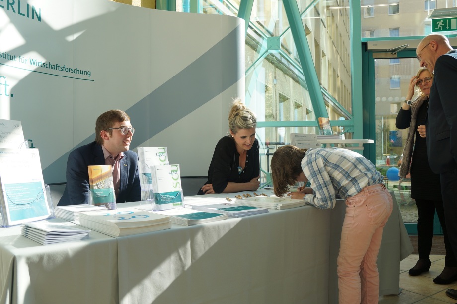 DIW-Infostand auf der Langen Nacht der Wissenschaften 2016; 