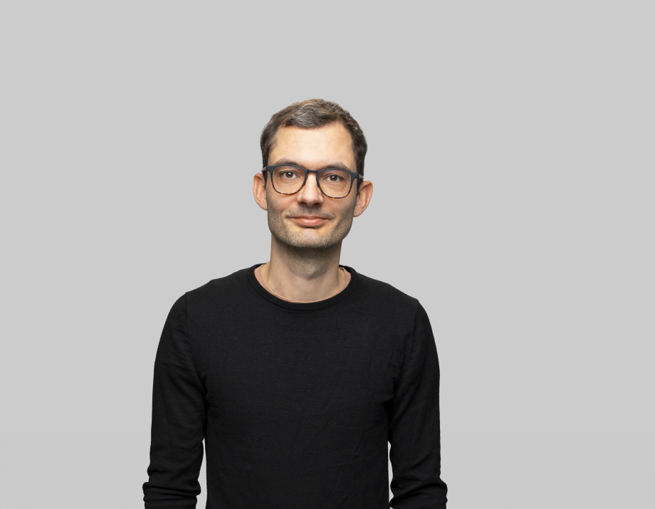 Auf dem Bild ist Philip Lersch zu sehen. Er ist Leiter der Forschungsgruppe Lebensverlauf und Ungleichheit