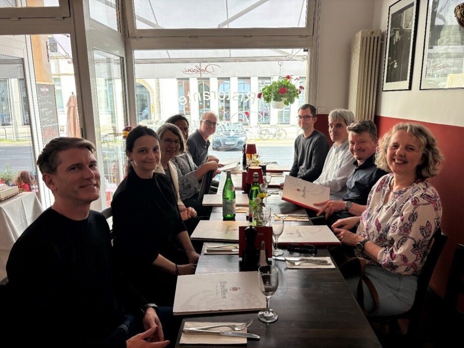 Dinner at the SOEP Survey Committee Meeting in June 2025, from left to right: Christian Hunkler, Sabine Zinn, Caezilia Loibl, Carsten Schröder, Joachim Winter, Philipp Lersch, Tobias Schmidt, Philippe van Kerm, Annette Scherpenzeel. ; Gemeinsames Abendessen während des Beiratstreffens im Juni 2025, von links nach rechts: Christian Hunkler, Sabine Zinn, Caezilia Loibl, Carsten Schröder, Joachim Winter, Philipp Lersch, Tobias Schmidt, Philippe van Kerm, Annette Scherpenzeel 