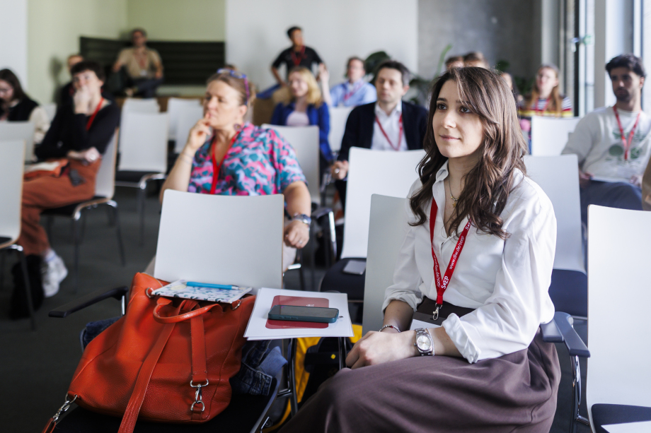 Teilnehmende der SOEP User Conference 2026 während eines Vortrags im DIW Berlin.