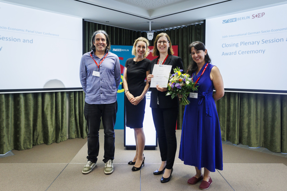 Von links nach rechts: Carsten Schröder (SOEP), Stefanie Salata (Verein der Freunde des DIW Berlin), Prof. Dr. Jule Specht (HU Berlin) und Dr. Zahra Murad (University of Portsmouth) bei der Preisverleihung der SOEP User Conference 2026.