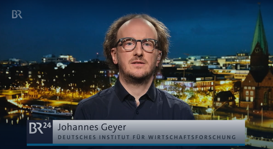 Auf dem Standbild ist DIW-Forscher Johannes Geyer beim Interviews des Bayerischen Rundfunks zu sehen. 