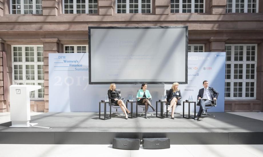 Dorothee Blessing, Regional Head Germany, Austria, Switzerland JP Morgan and Vice Chairman Investment Banking EMEA; Carola Gräfin von Schmettow, Chief Executive Officer HSBC; Ingrid Hengster, Member of the Executive Board KfW Bank; Daniel Schäfer, Moderator