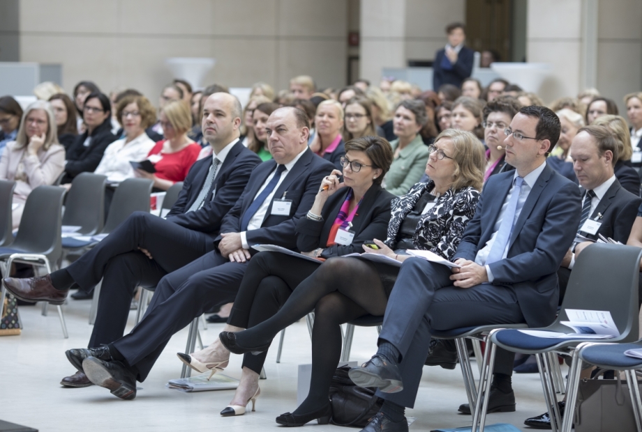 Marcel Fratzscher, President, DIW Berlin; Axel A. Weber, Chairman, DIW Berlin, and Chairman, UBS Group AG; Sylvie Matherat, ,Chief Regulatory Officer and Member of the Management Board, Deutsche Bank; Elke Holst, Research Director, DIW Berlin; Daniel Schäfer, Moderator  