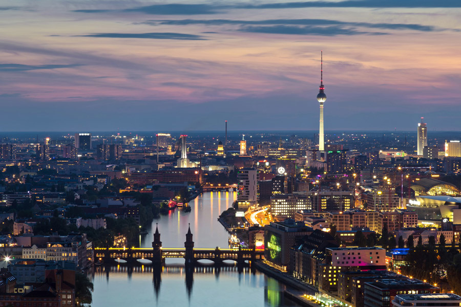 Abendliche Skyline von Berlin mit Blick auf die Spree, die Oberbaumbrücke und den Fernsehturm